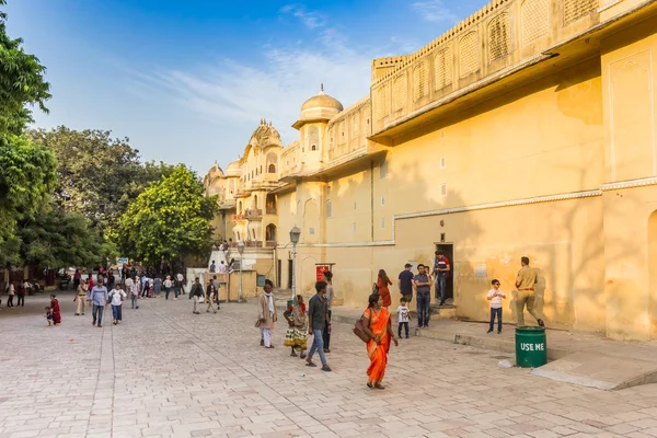 Street with historic buildings in downtown Jaipur — Stock Photo, Image