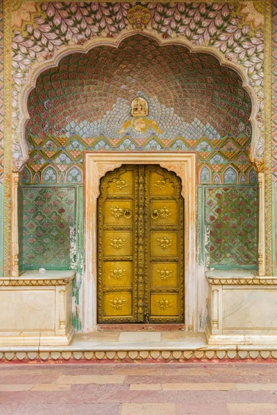 Goldene Tür des Pfauentores am Stadtpalast in Jaipur — Stockfoto