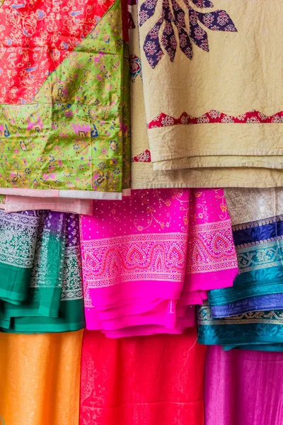 Traditional colorful indian fabric on a market in Jaipur — Stock Photo, Image