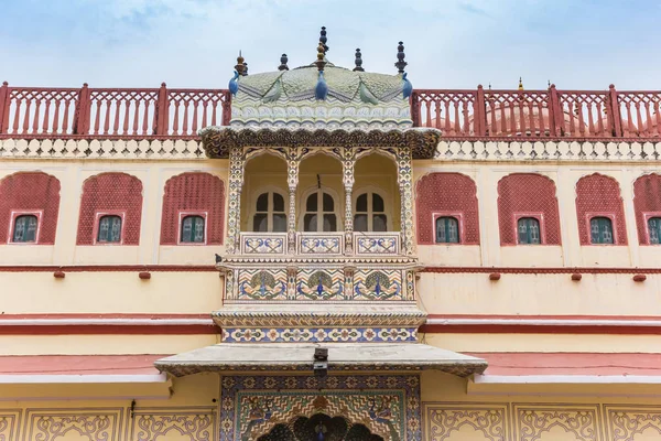 Versierde gevel van de Peacock Gate bij het stadspaleis in Jaipu — Stockfoto