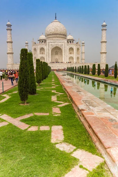 Garden in front of the Taj Mahal in Agra — Stock Photo, Image