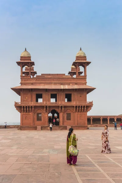 Mulheres posando em frente ao edifício Diwan-E-Khas em Agra — Fotografia de Stock