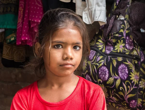 Little Indian girl looking at the camera in Agra — Stock Photo, Image