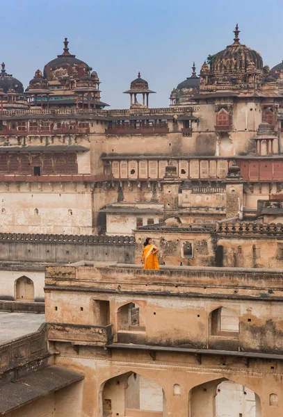 Kobieta w tradycyjnej sukience indyjskiej w Pałacu Fort Orchha — Zdjęcie stockowe