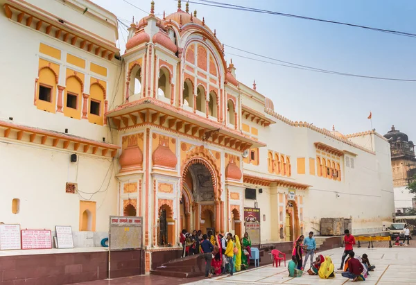 Mensen wachten voor de Ram Raja tempel van Orchha — Stockfoto