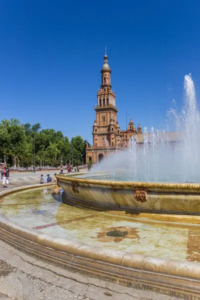Fontana e torre sulla Plaza Espana a Siviglia — Foto Stock