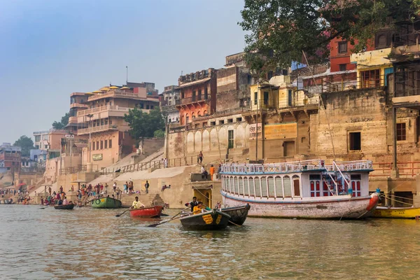 Lodě a historické budovy v Lalita Ghat ve Varanasi — Stock fotografie