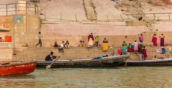 Ludzie i łodzie nad rzeką Ganges w Lalita Ghat w Varan — Zdjęcie stockowe