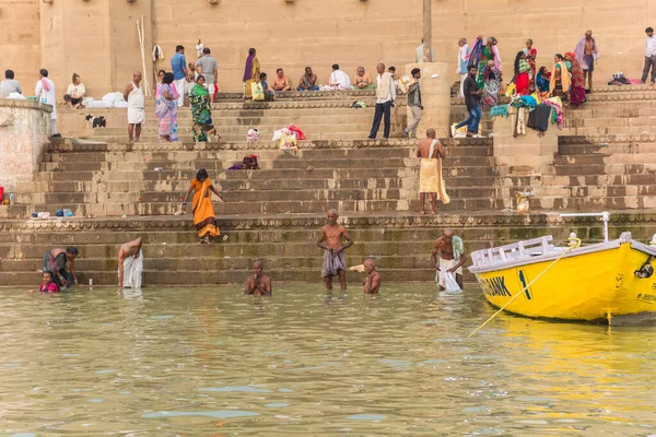 Personnes se baignant dans la rivière Ganges au Raja Ghat à Varanasi — Photo