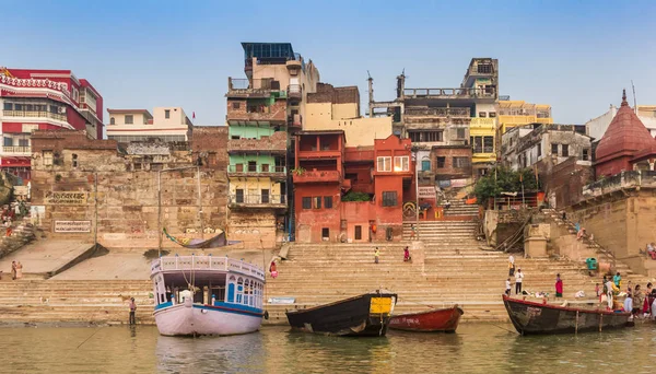Csónakok és történelmi lépcsők a Narad Ghatnál Varanasiban — Stock Fotó
