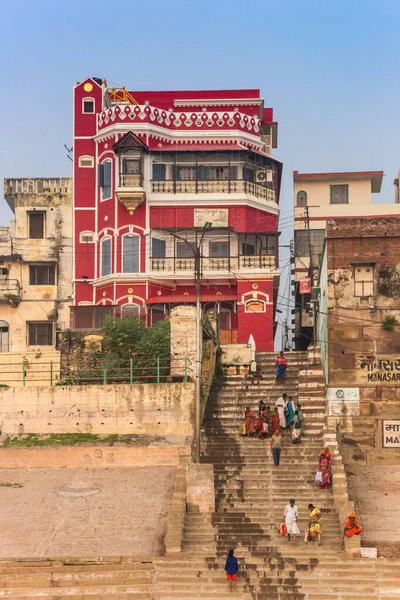Varanasi的Manasarovar Ghat楼梯上的人 — 图库照片