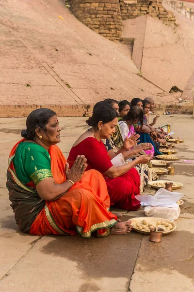 Kolorowe kobiety siedzące i modlące się w Varanasi — Zdjęcie stockowe