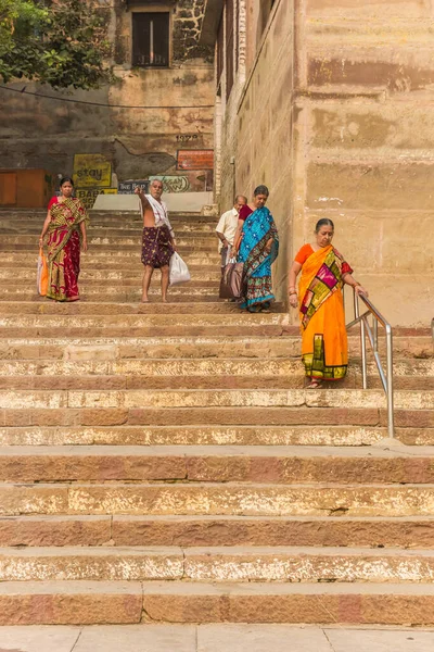 Kolorowe kobiety schodzące po schodach w Varanasi — Zdjęcie stockowe