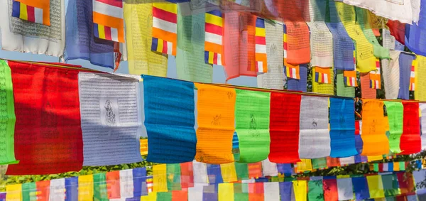 Panorama das tradicionais bandeiras de oração darchor nepalês no maio — Fotografia de Stock