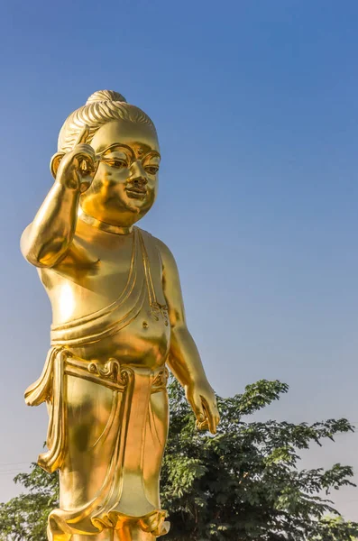 Zlatá socha Buddhy v chrámu Mayadevi v Lumbini — Stock fotografie