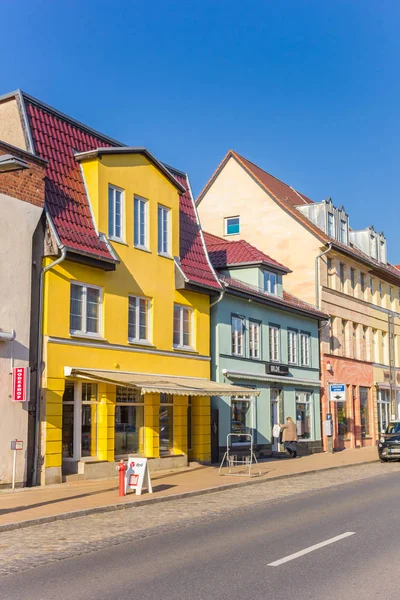 Rua comercial colorida no centro de Butzow — Fotografia de Stock