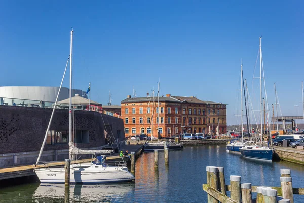 Port miejski z jachtami żaglowymi w Stralsund — Zdjęcie stockowe