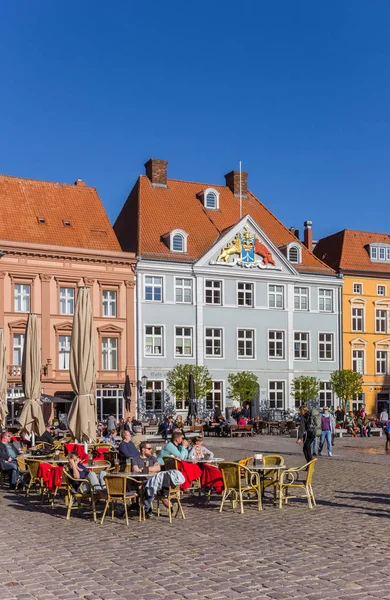 Gente disfrutando del sol en la plaza del mercado de Stralsund —  Fotos de Stock