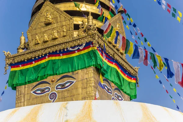 Los ojos de los dioses en la estupa Swayambhunath en Katmandú — Foto de Stock