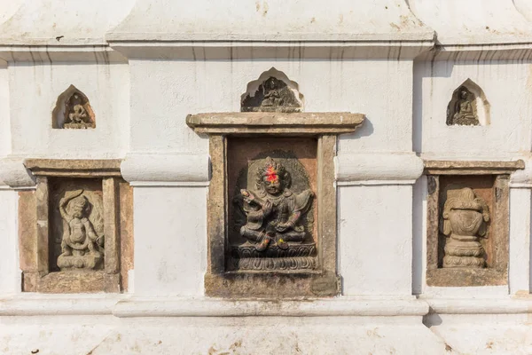 Religijna rzeźba w świątyni Swayambhunath w Katmandu — Zdjęcie stockowe