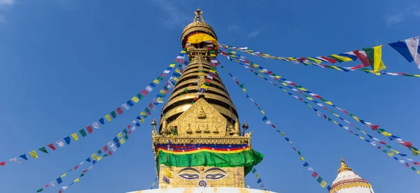 Panorama delle bandiere di preghiera allo Swayambhunath stupa di Kathmandu — Foto Stock