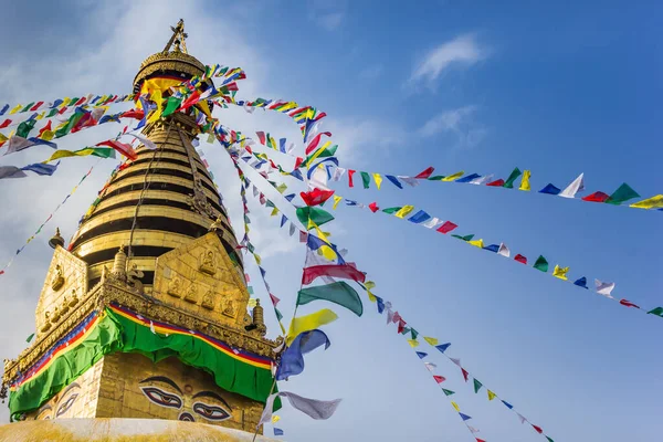 Banderas de oración en la torre dorada de la estupa Swayambhunath en K — Foto de Stock