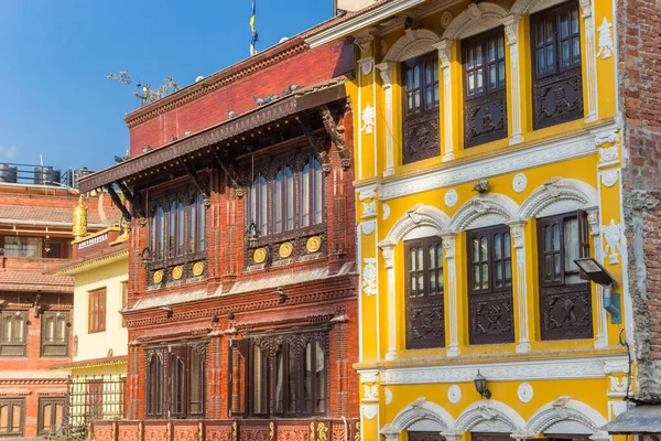 Façades colorées de maisons au stupa Boudhanath à Katmandou — Photo