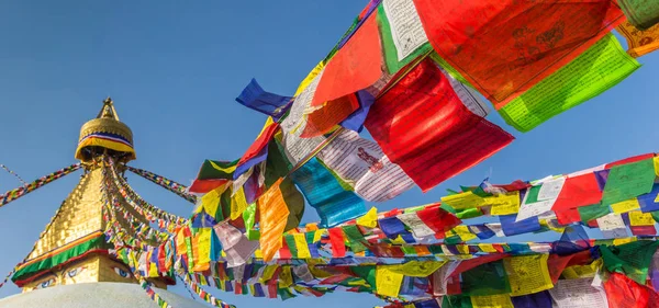 Panorama delle bandiere di preghiera che salgono al Boudhanath stupa a Kat — Foto Stock