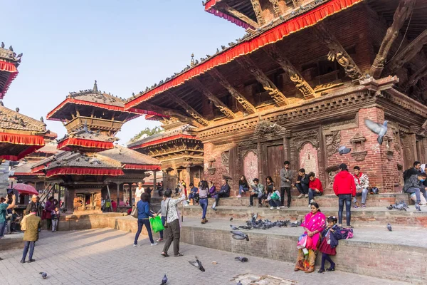 加德满都Durbar广场的人、寺庙和鸽子 — 图库照片