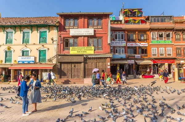 Les gens et les pigeons au Stupa Boudha à Katmandou — Photo