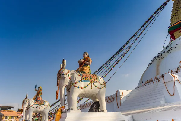 Statue di elefanti al Boudhanath stupa di Kathmandu — Foto Stock