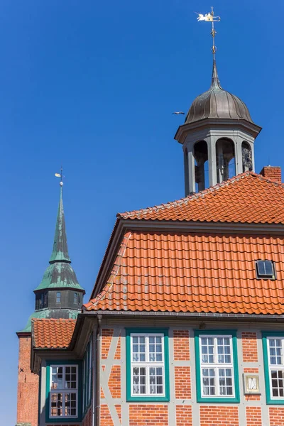 Városháza és templomtorony Boizenburgban — Stock Fotó