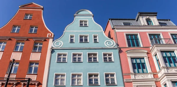 Panorama de fachadas de colores en la ciudad hanseática Rostock — Foto de Stock