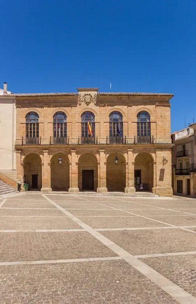 Ayuntamiento histórico en el centro de Alcaraz — Foto de Stock