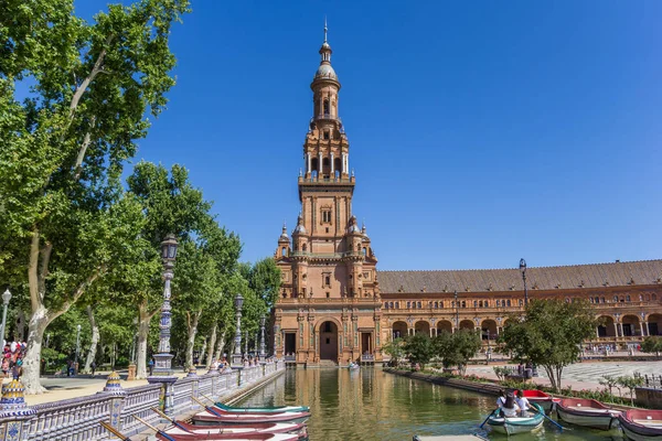 Botes de remos frente a la torre en la Plaza Espana de Sevilla — Foto de Stock