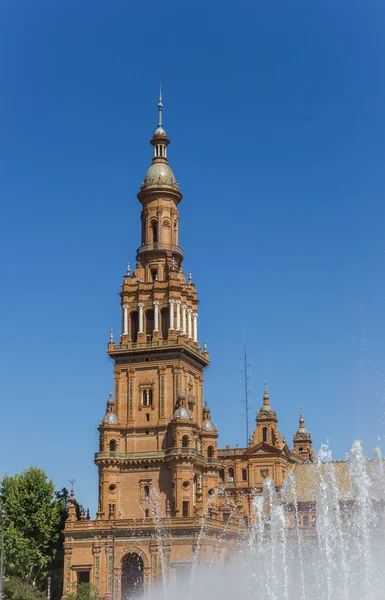 Fuente y torre en la Plaza Espana de Sevilla — Foto de Stock