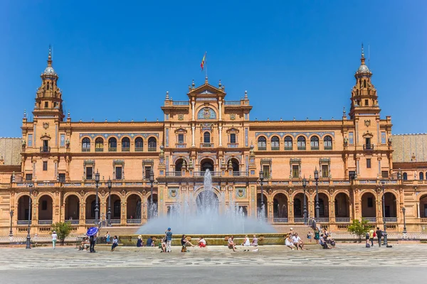 Sevilla Plaza Espana 'daki çeşme ve ana bina. — Stok fotoğraf