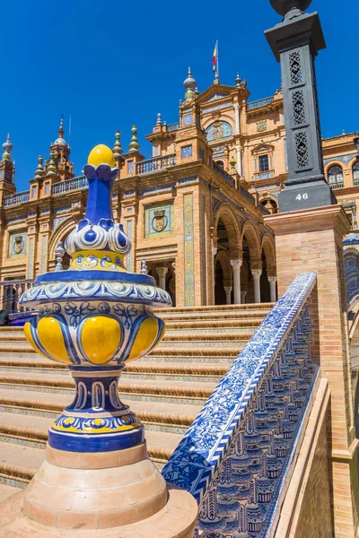 Plaza Espana köprüsü üzerinde mavi ve sarı dekorasyon — Stok fotoğraf