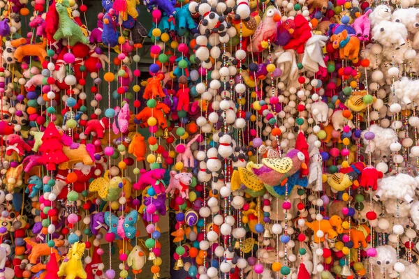 Recuerdos coloridos en un mercado básico en Bhaktapur — Foto de Stock