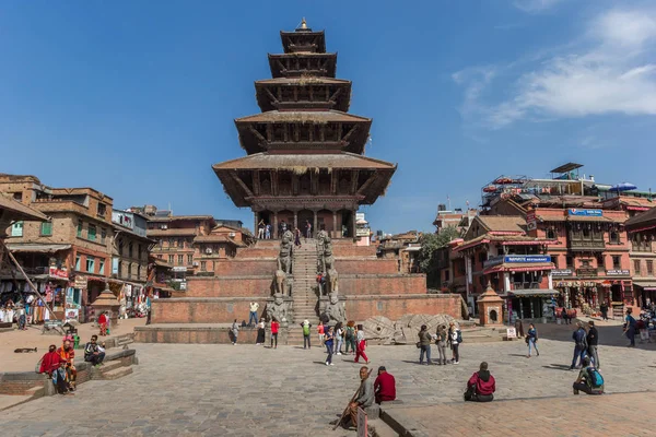 A Nyatapola templom előtt a Bhaktapur Durbar téren — Stock Fotó