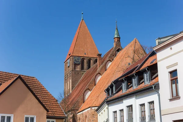 旧市街の屋根と教会の塔｜Grimmen — ストック写真