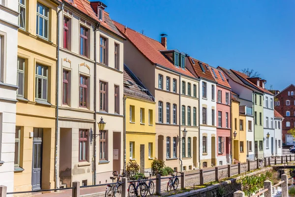 Wismar kanalında renkli evler. — Stok fotoğraf