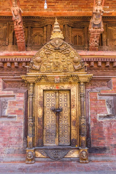Złote drzwi świątyni Sundari Chowk w Patan — Zdjęcie stockowe