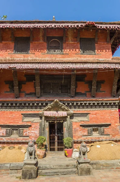 Wejście do kolorowego domu na placu Durbar w Patan — Zdjęcie stockowe
