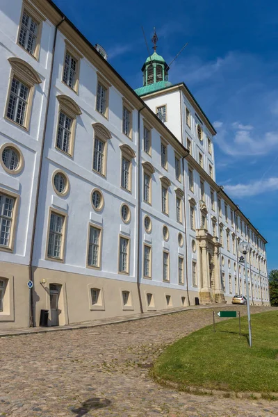 Camino empedrado frente al castillo de Gottorf en Schleswig —  Fotos de Stock