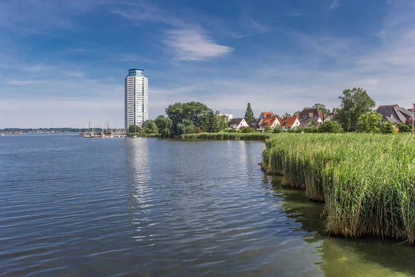 Moderno edificio de apartamentos en el Schlei en Schleswig — Foto de Stock