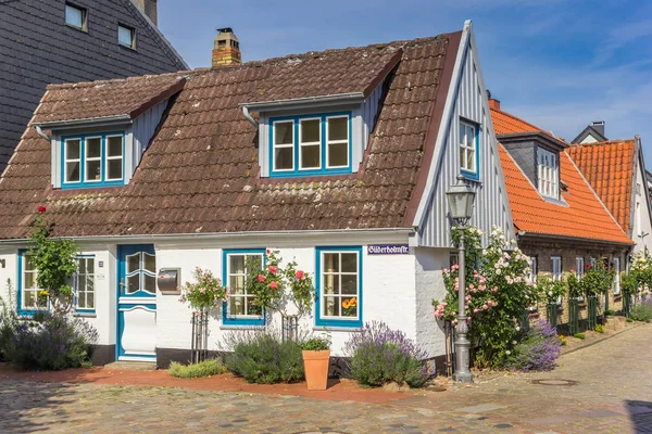 Little white house in Holm fishing village in Schleswig — Stock Photo, Image