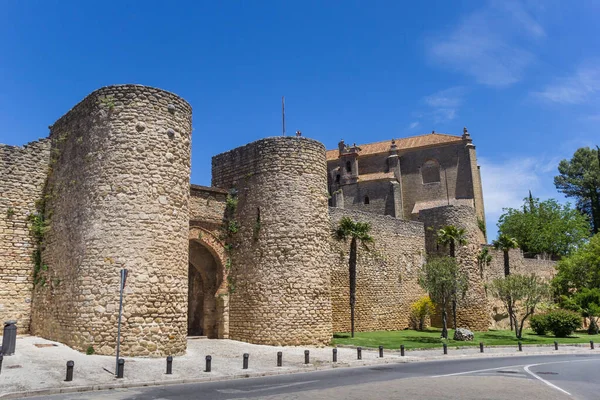 Portão histórico da cidade e muro em Ronda — Fotografia de Stock