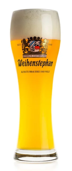Ποτήρι γερμανικής μπύρας σίτου Weihenstephaner που απομονώνεται σε λευκό — Φωτογραφία Αρχείου