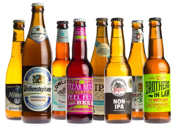 Coleta de cervejas artesanais não alcoólicas isoladas em branco — Fotografia de Stock